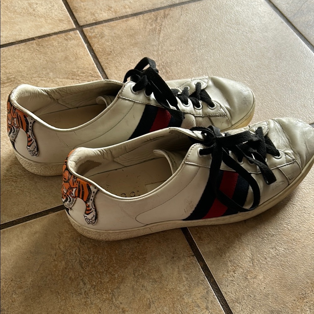 Gucci Tiger Stamp Shoes. Limited edition, well loved. Wear on toes. - Picture 3 of 4